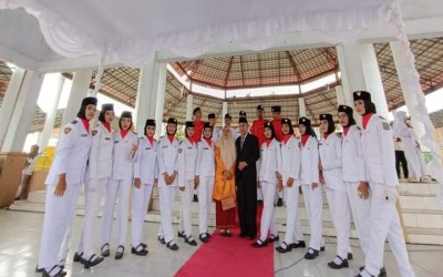 PASKIB dan Marching Band SMA GALAJUARA Menjadi Petugas Upacara HUT RI Ke-78 di Paruga Na'e Sila